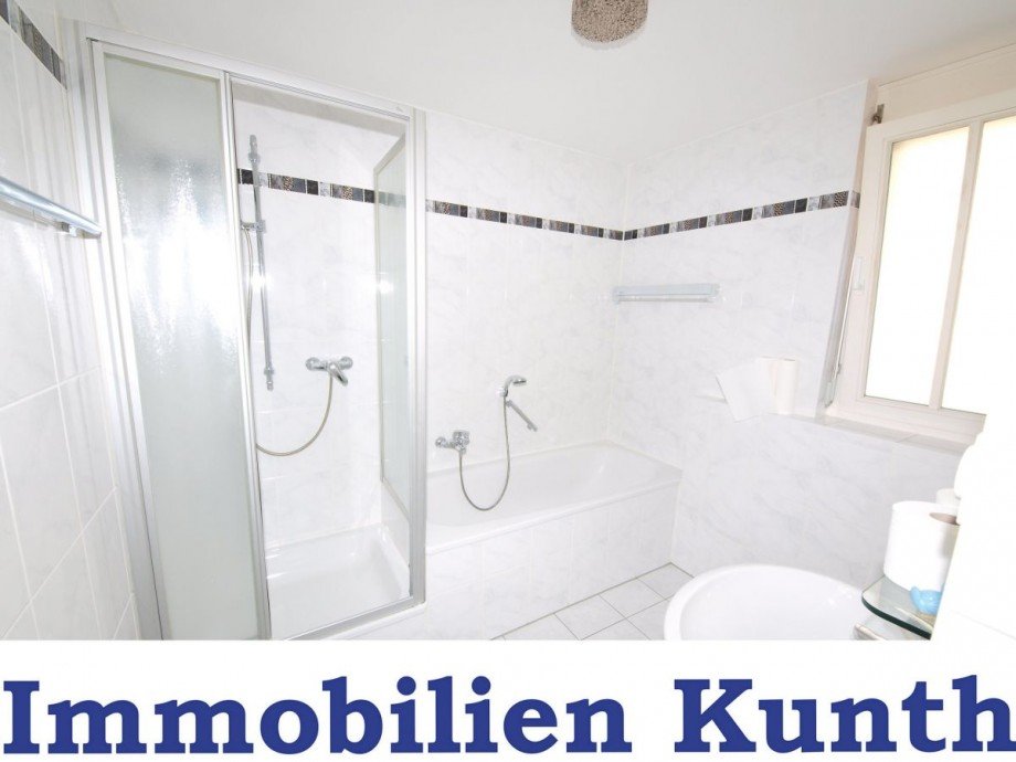 Bad mit Fenster und Extradusche Etagenwohnung M�nchen