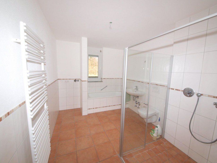 Bad mit Wanne und Dusche links Terrassenwohnung M�nchen