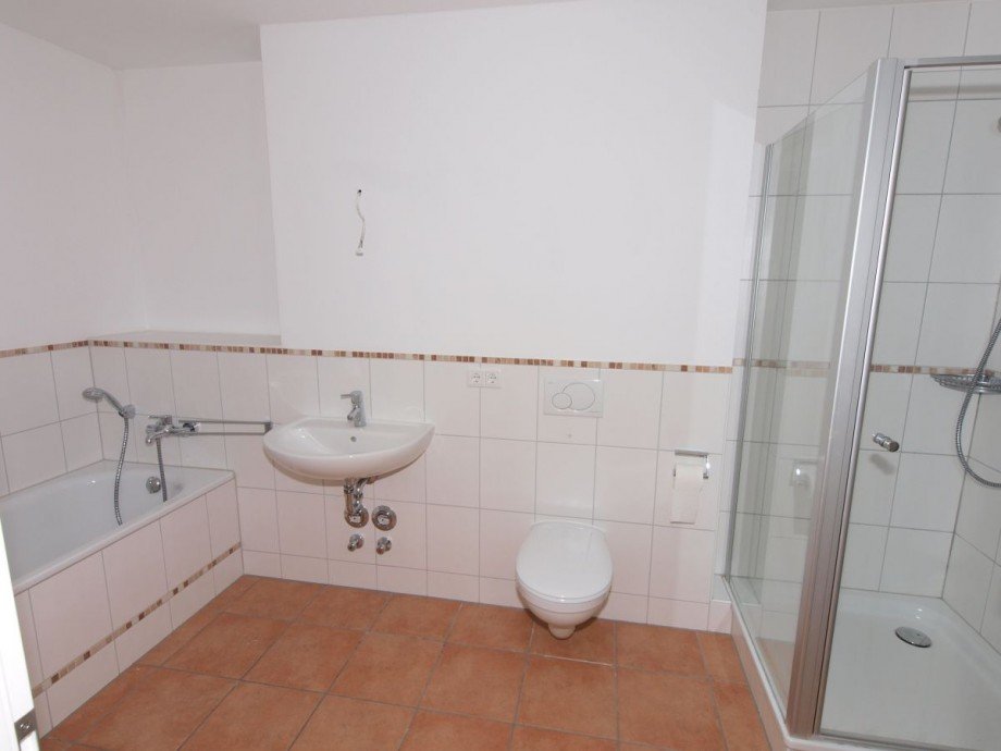 Bad mit Wanne und Dusche links Etagenwohnung M�nchen