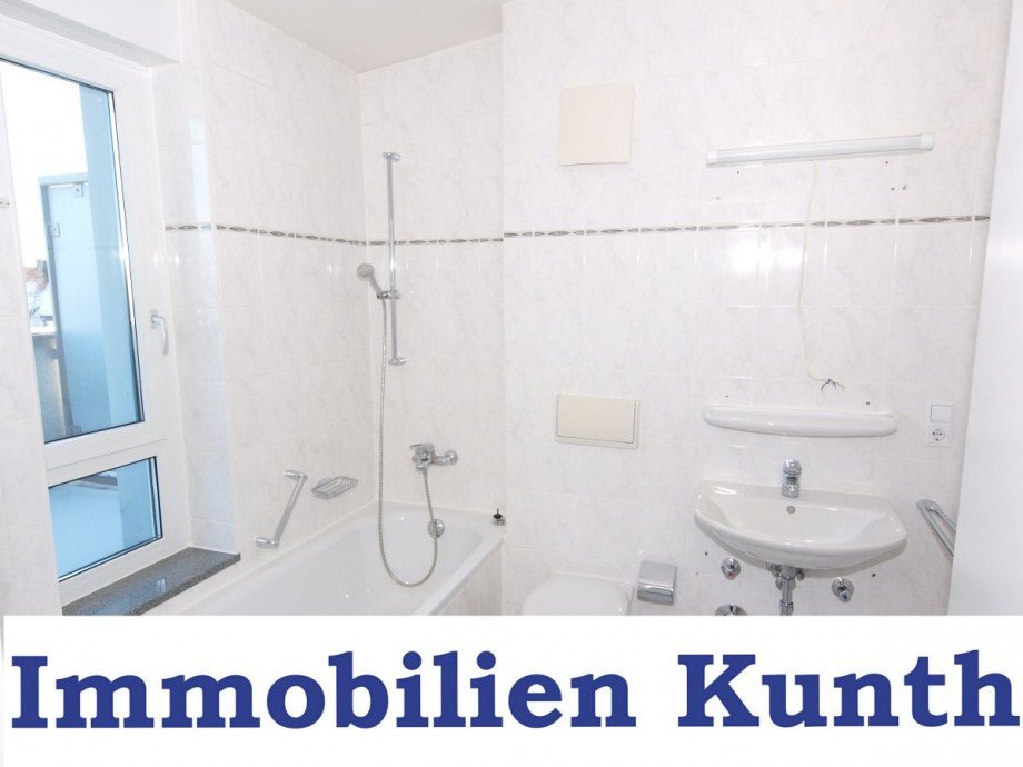 Bad mit Fenster Dachgeschosswohnung M�nchen