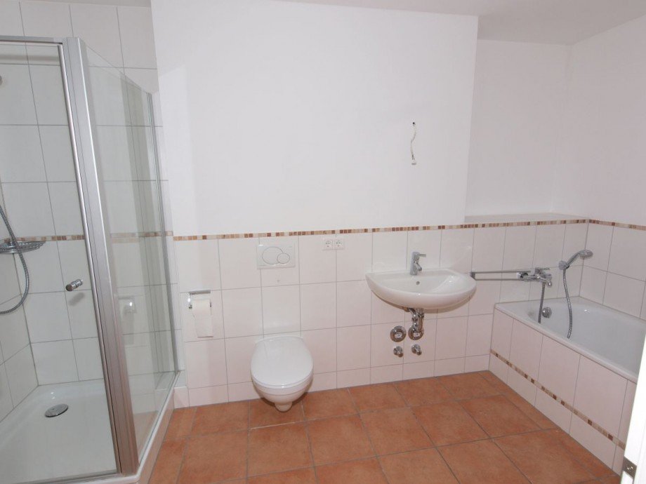 Bad mit Wanne und Dusche rechts Etagenwohnung M�nchen
