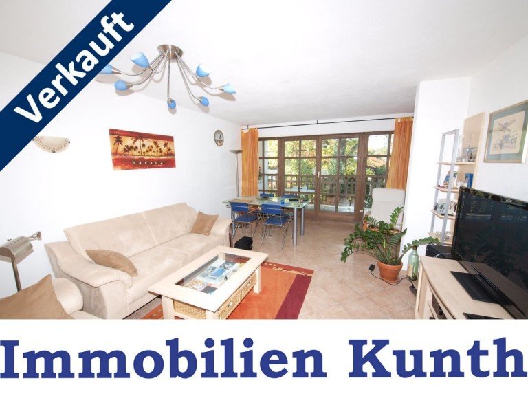 Wohnzimmer Blick zur Loggia Oberhaching Etagenwohnung Oberhaching 2 ZKB Wohnung im Topzustand, sonnige West Loggia