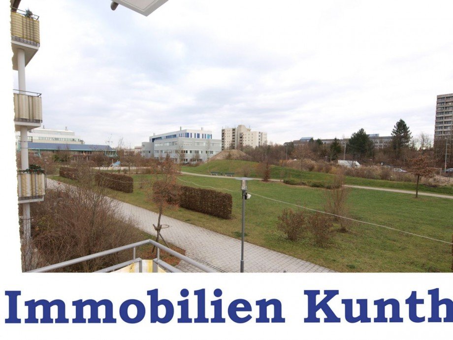 Ostbalkon mit Blick ins Gr�ne Etagenwohnung M�nchen