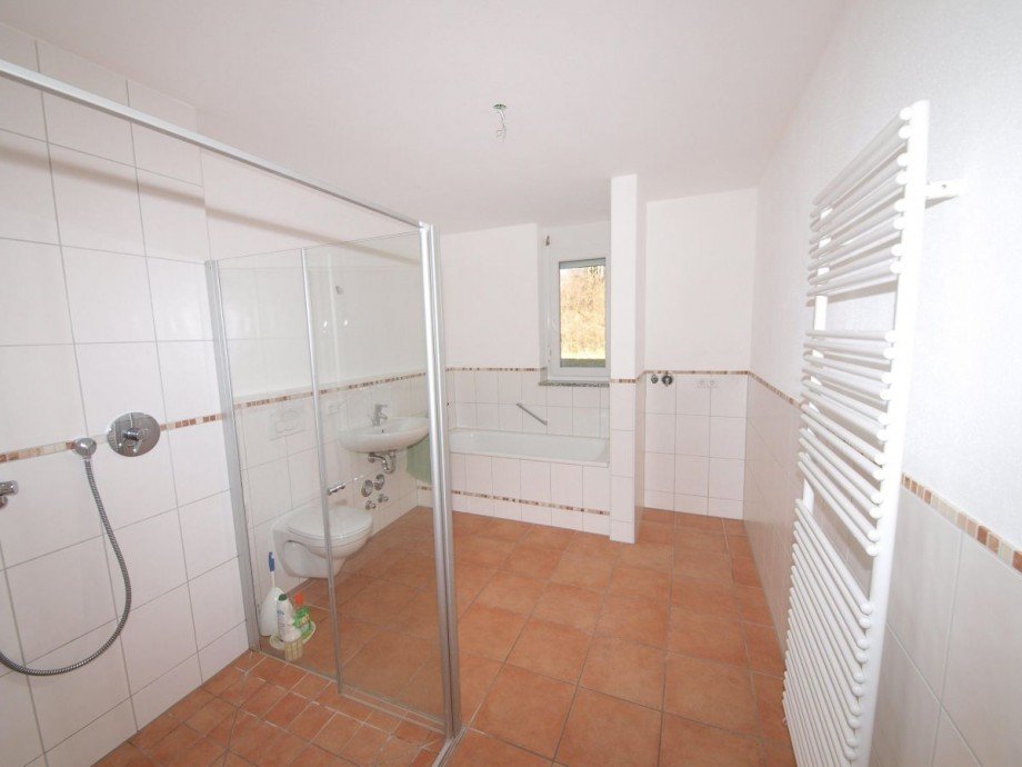 Bad mit Wanne und Dusche rechts Wohnung M�nchen