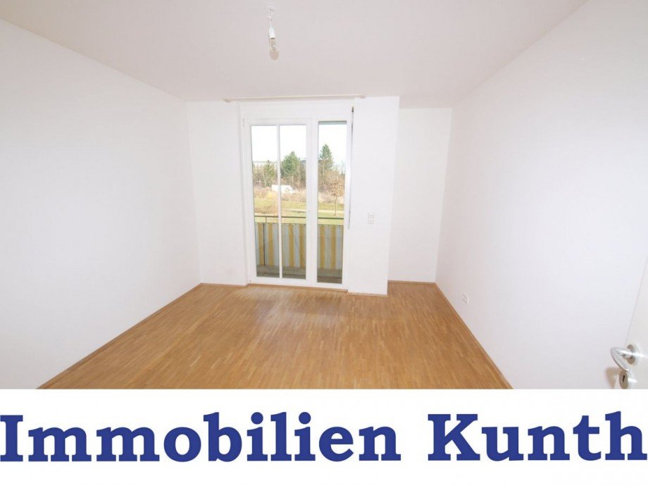 Schlafzimmer mit Zugang zum Balkon Etagenwohnung M�nchen